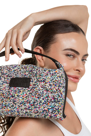 Kit Jardim Brasil com produtos de cuidado da pele e bolsa-nécessaire, mostrados na imagem lateral do kit.