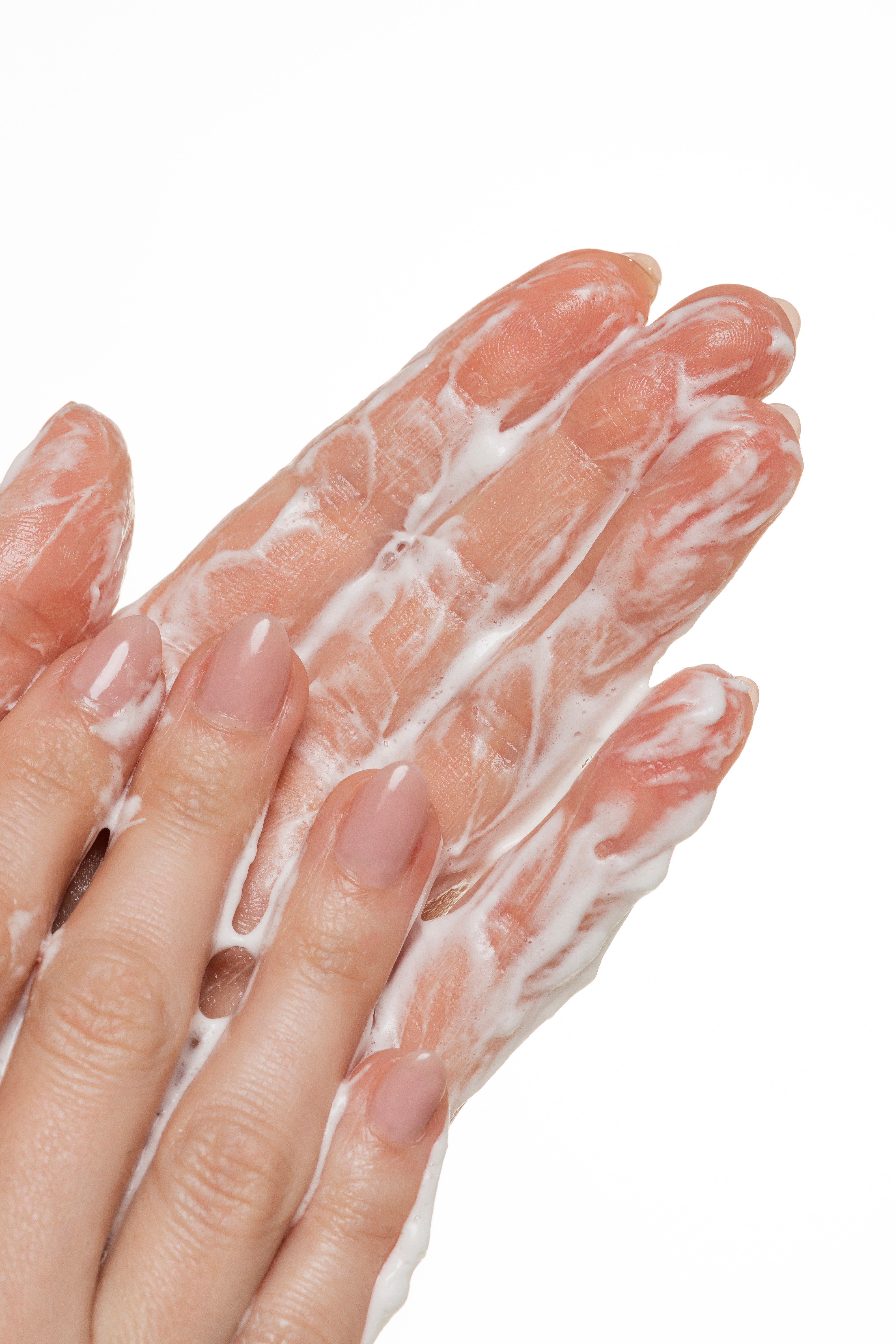 Gel de limpeza dermocosmético Jardim Brasil com textura suave e embalagem em tubo branco, ideal para cuidado facial.